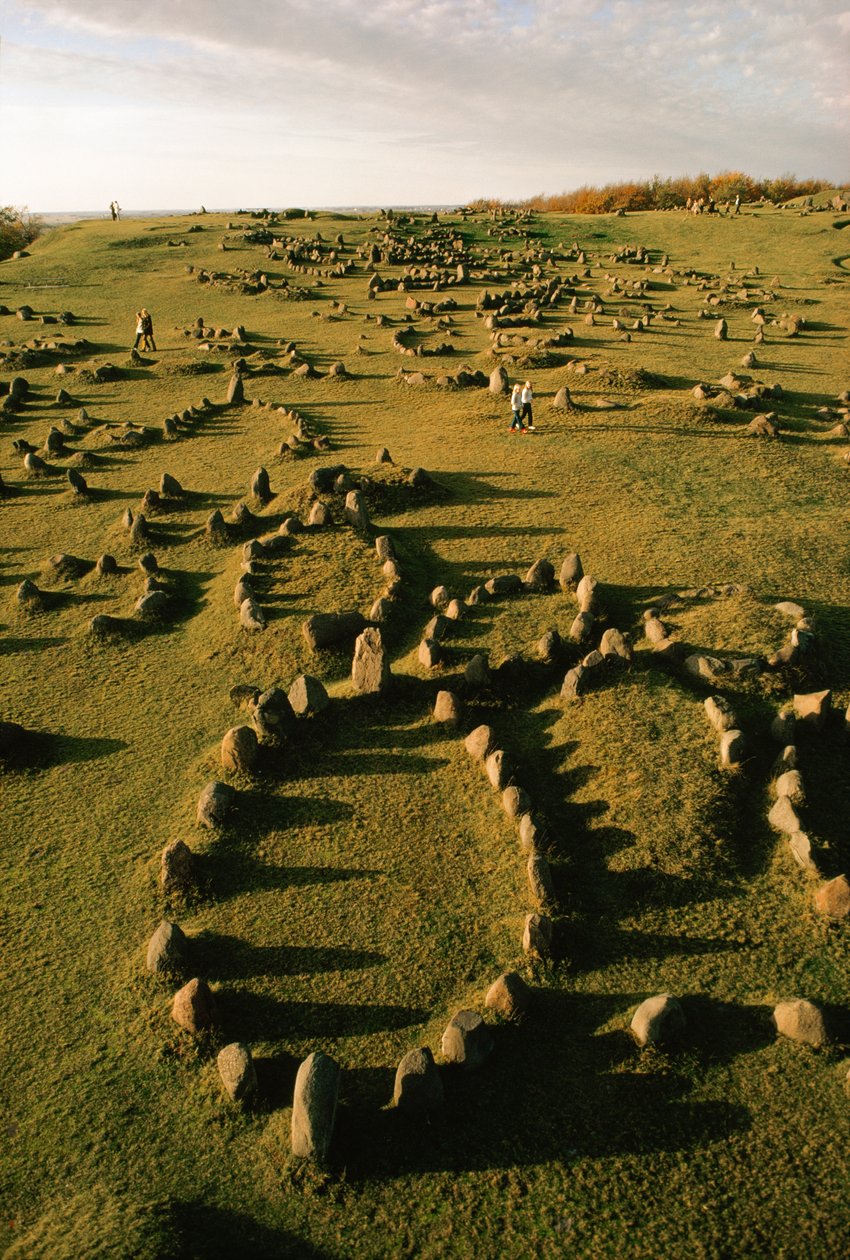 Los marcadores de piedra en forma de casco colocados por los vikingos salpican un antiguo cementerio en Dinamarca. de Ted Spiegel