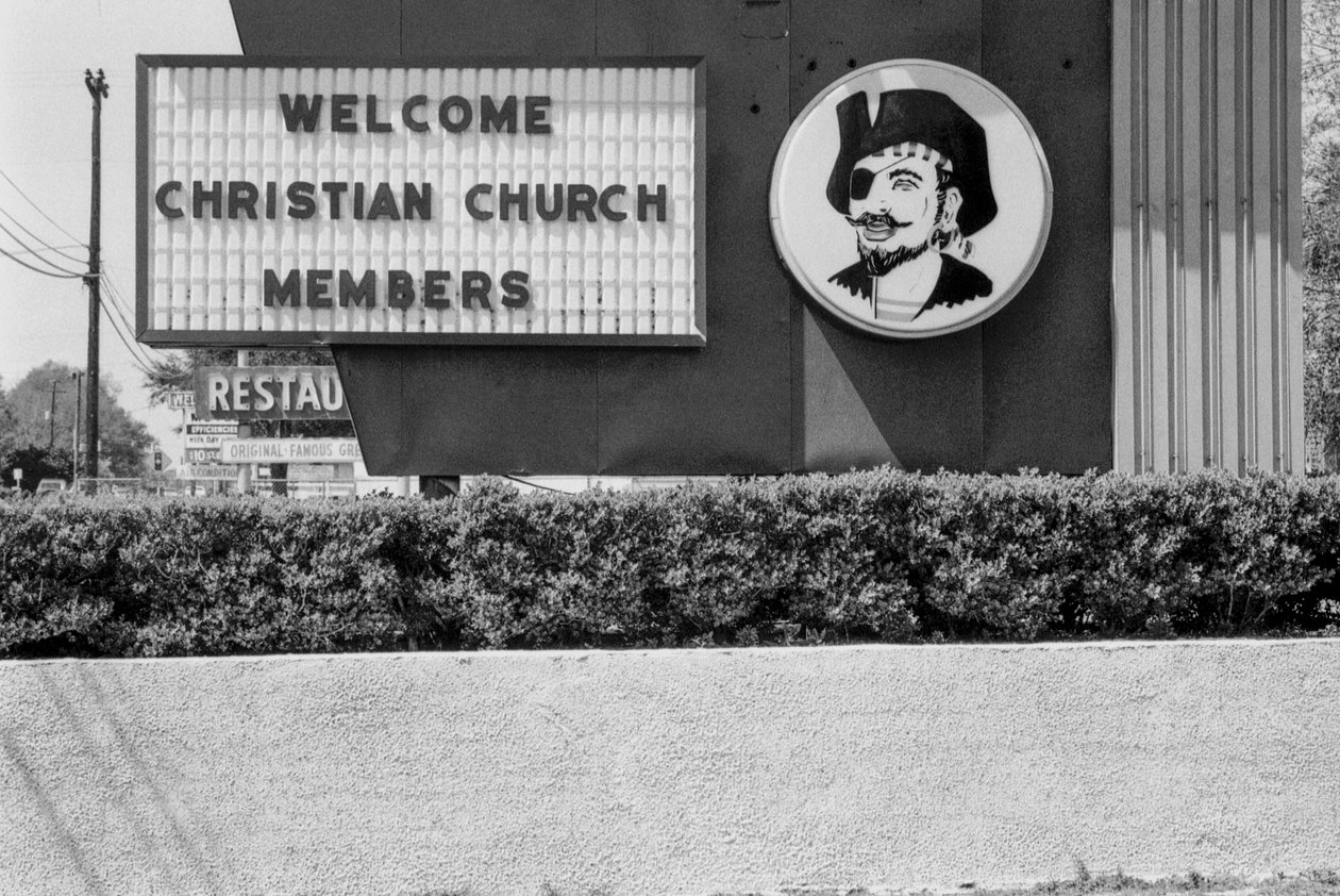 Irónico cartel de bienvenida a los cristianos con cara de pirata, Virginia de Ted Spiegel