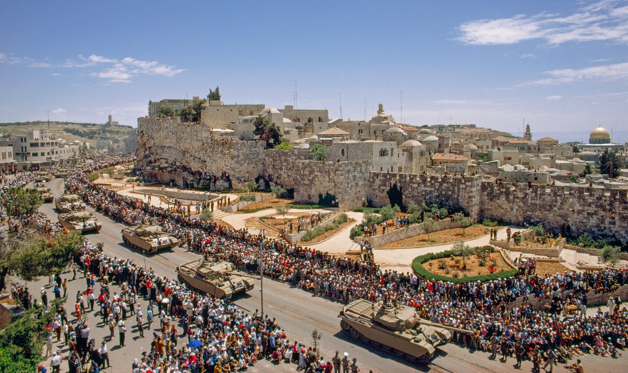 Armas y soldados israelíes desfilan el Día de la Independencia por la antigua... de Ted Spiegel