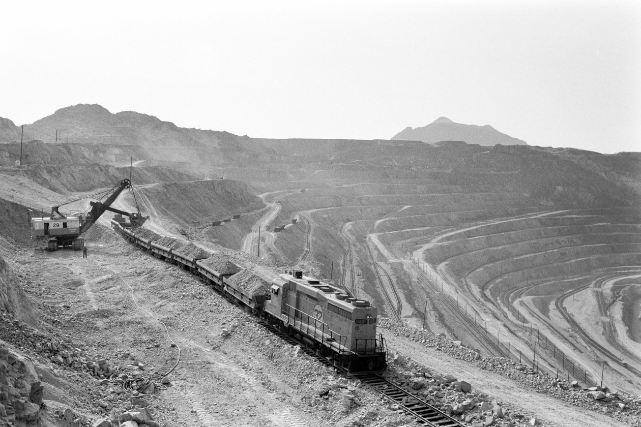 Carga de mineral de cobre en la mina Morenci para la fundición Phelps Dodge de Douglas Arizona,... de Ted Spiegel