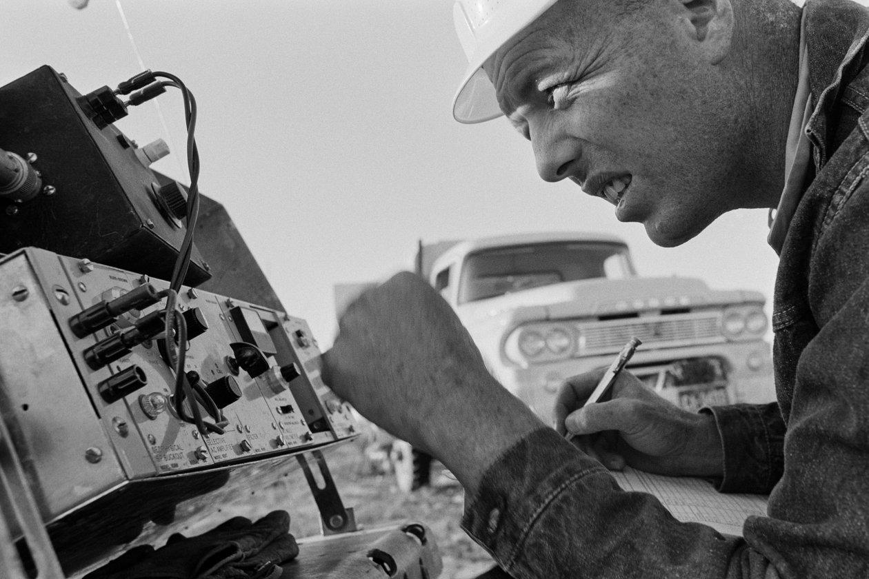 Un mineralogista estudia datos en la mina Morenci para la fundición Phelps Dodge de Douglas Arizona de Ted Spiegel
