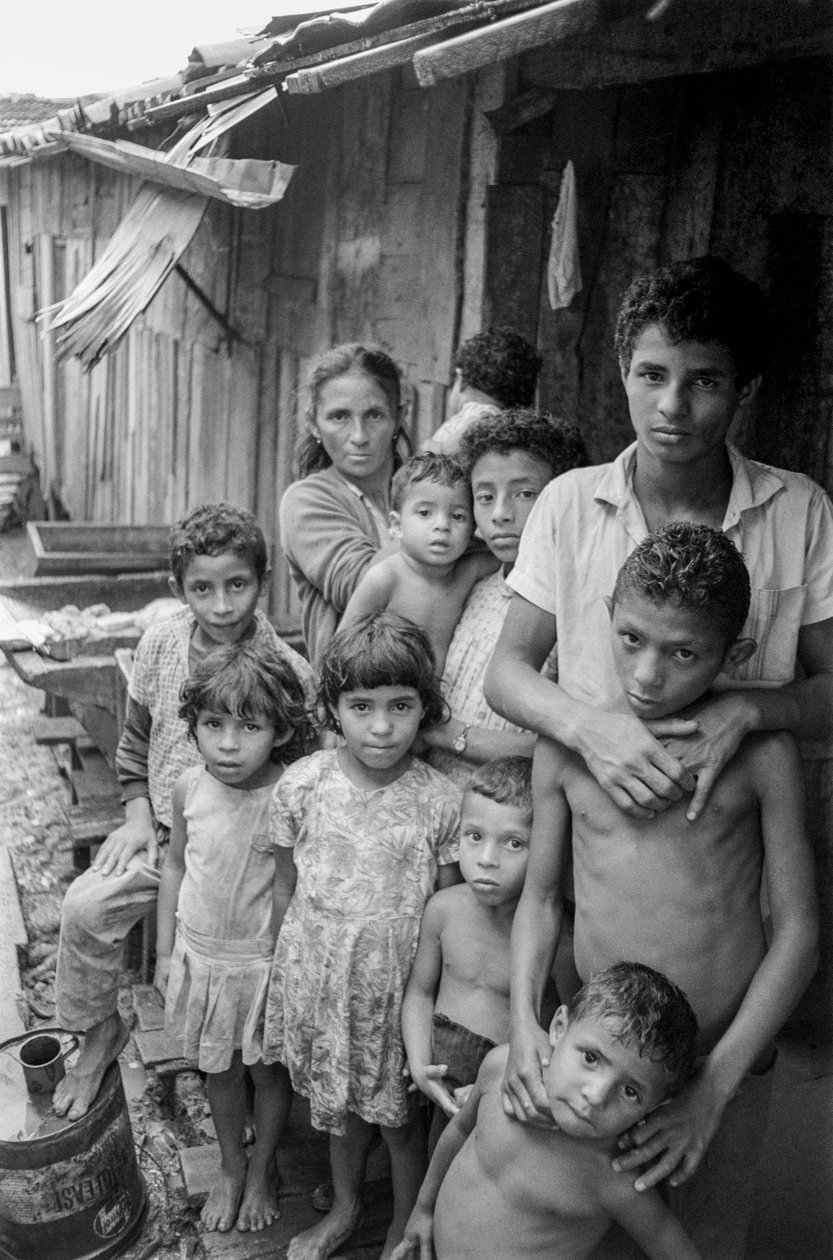 Una madre con diez hijos frente a su chabola en México de Ted Spiegel