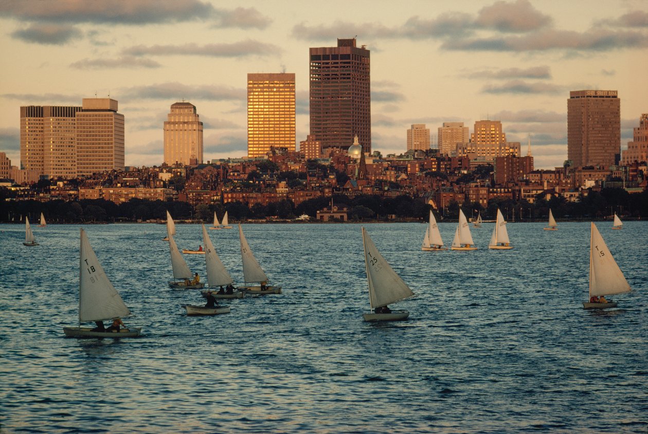 Veleros al atardecer en Charles River Basin, bajo Beacon Hill. de Ted Spiegel