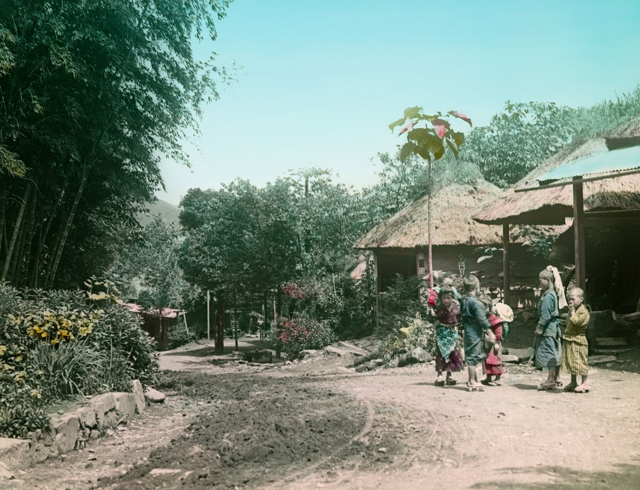 Niños jugando en la calle en el camino a Miyanoshita c. 1900 - 1915 (fotografía) de Teijiro Takagi