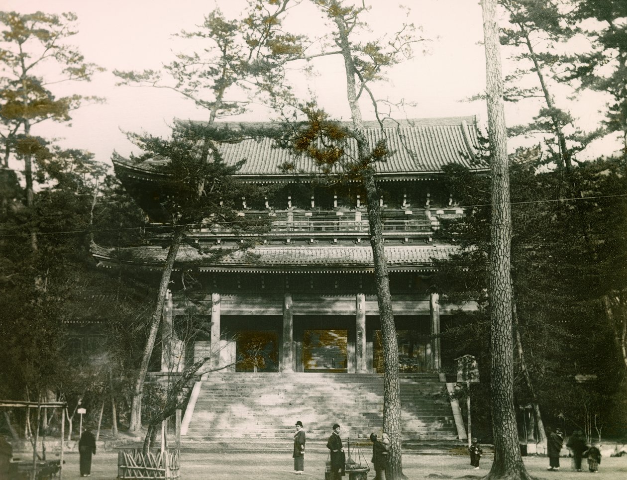 Puerta del templo budista Chion-in, distrito de Higashiyama, Kioto, hacia 1900 - 1915 (fotografía) de Teijiro Takagi