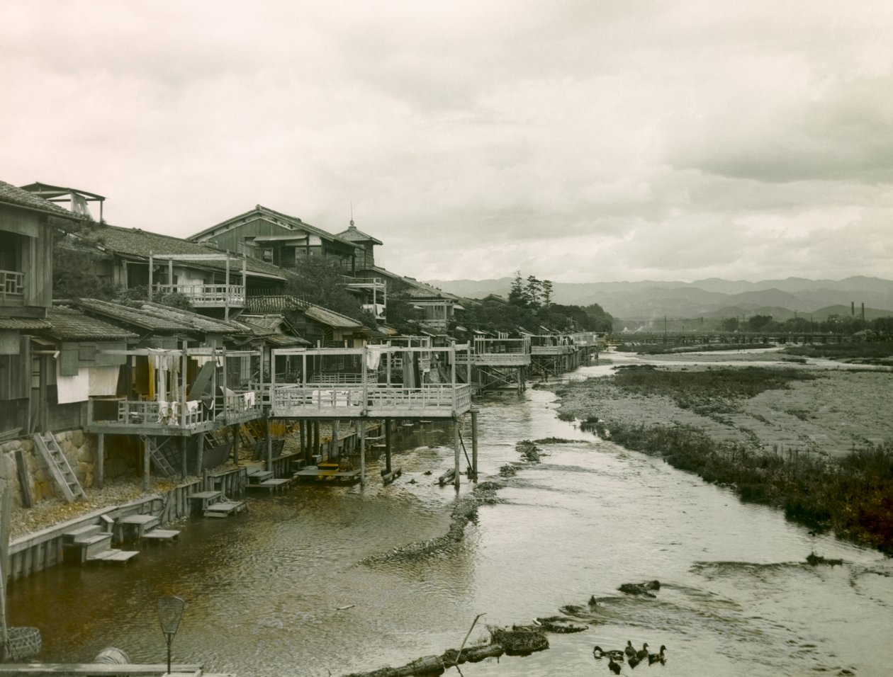 Casa en el río Kamo-Gawa, cerca de Kioto, hacia 1900 - 1915 (fotografía) de Teijiro Takagi