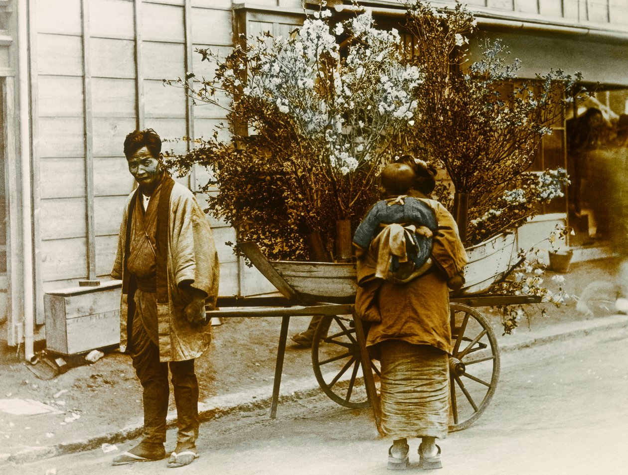 Vendedora ambulante de flores en las calles de Tokio, hacia 1900 - 1915 (fotografía) de Teijiro Takagi