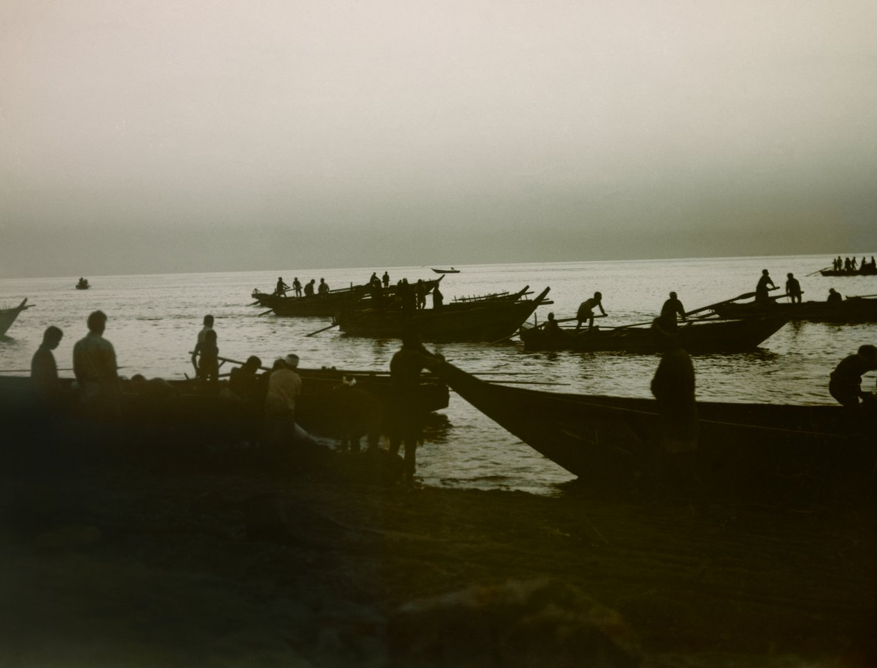 Pescador japonés en el mar, circa 1900 - 1915 (fotografía) de Teijiro Takagi
