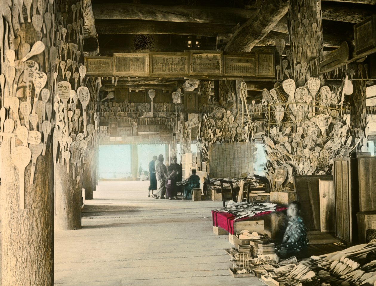 Vendedor de cucharas de arroz en el Pabellón de los Mil Tatamis, Miyajima, circa 1900 - 1915 (fotografía) de Teijiro Takagi