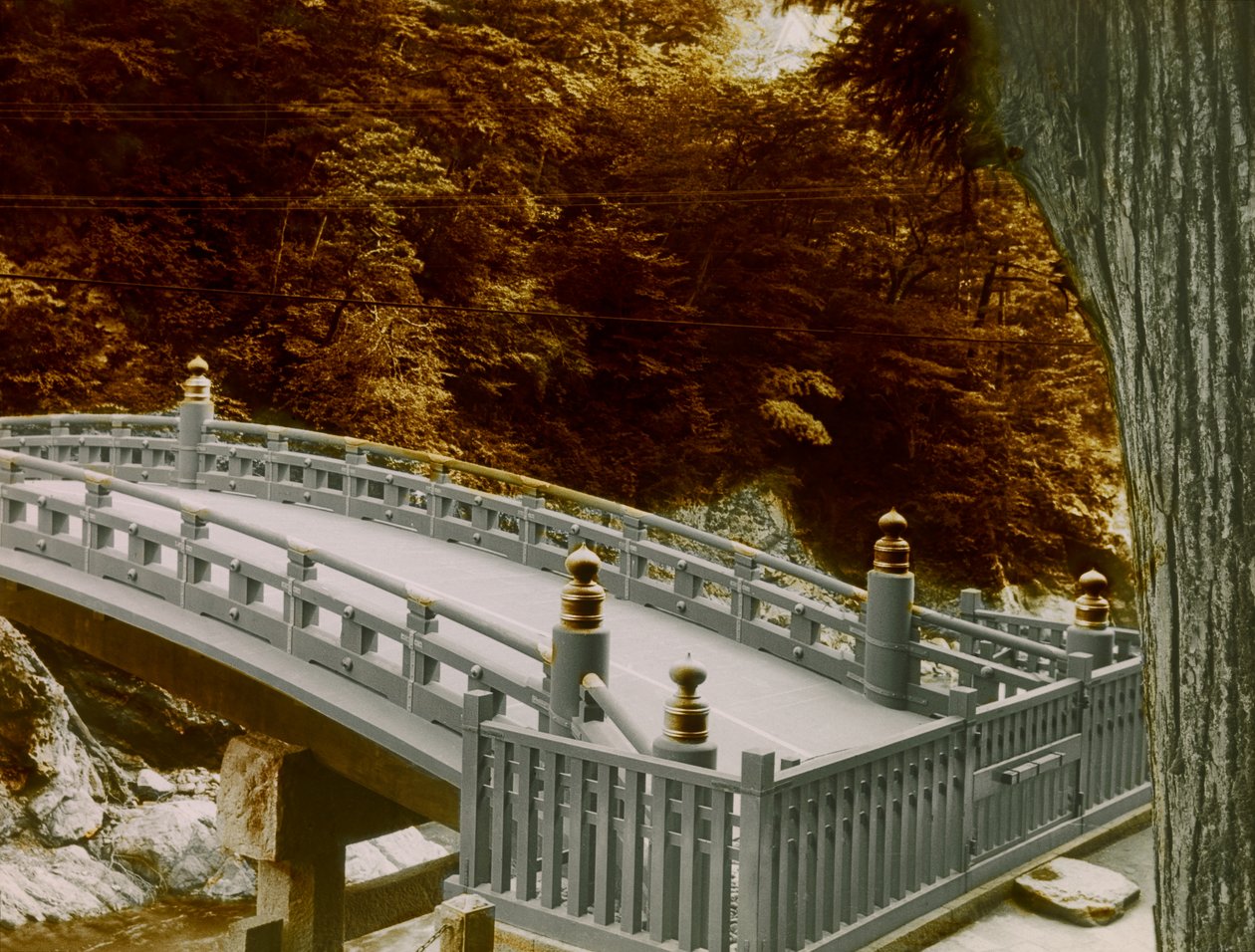 El Shinkyo (puente sagrado) en la ciudad de Nikko, hacia 1900 - 1915 (fotografía) de Teijiro Takagi