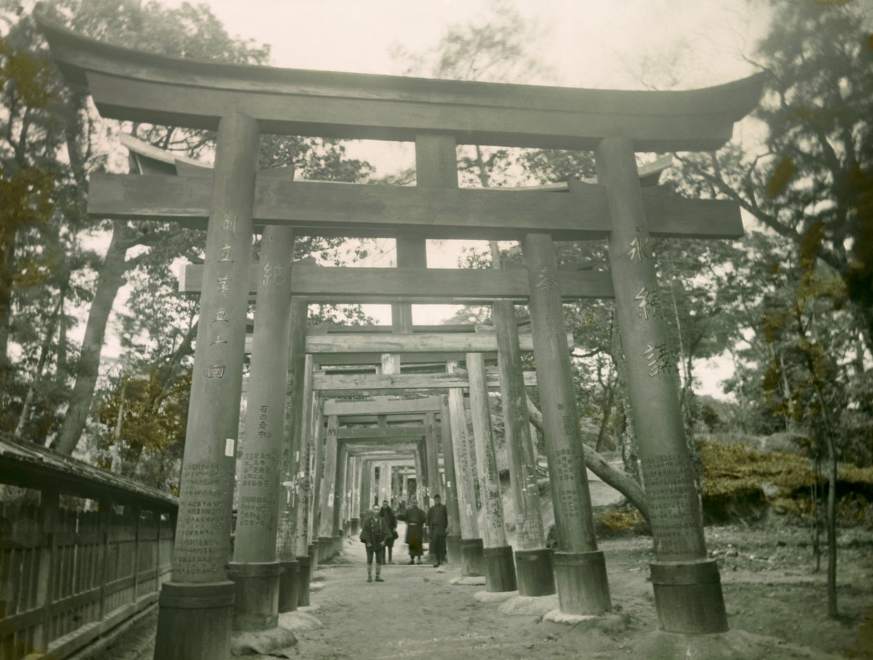 Torii en el santuario Inari de Kioto, hacia 1900 - 1915 (fotografía) de Teijiro Takagi