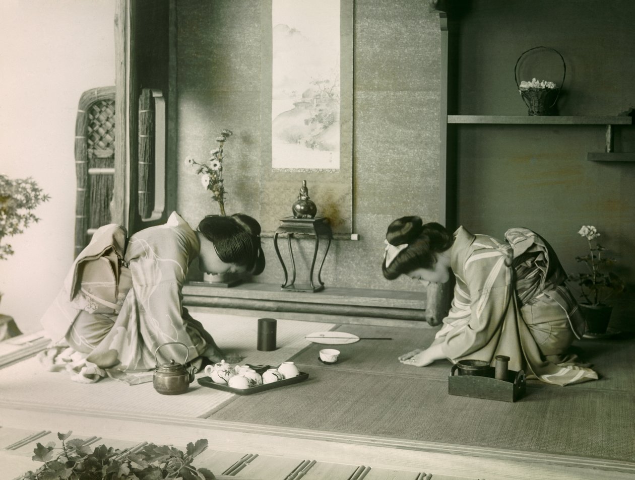 Dos mujeres japonesas con trajes tradicionales se saludan antes de la ceremonia del té, hacia 1900 - 1915 (fotografía) de Teijiro Takagi