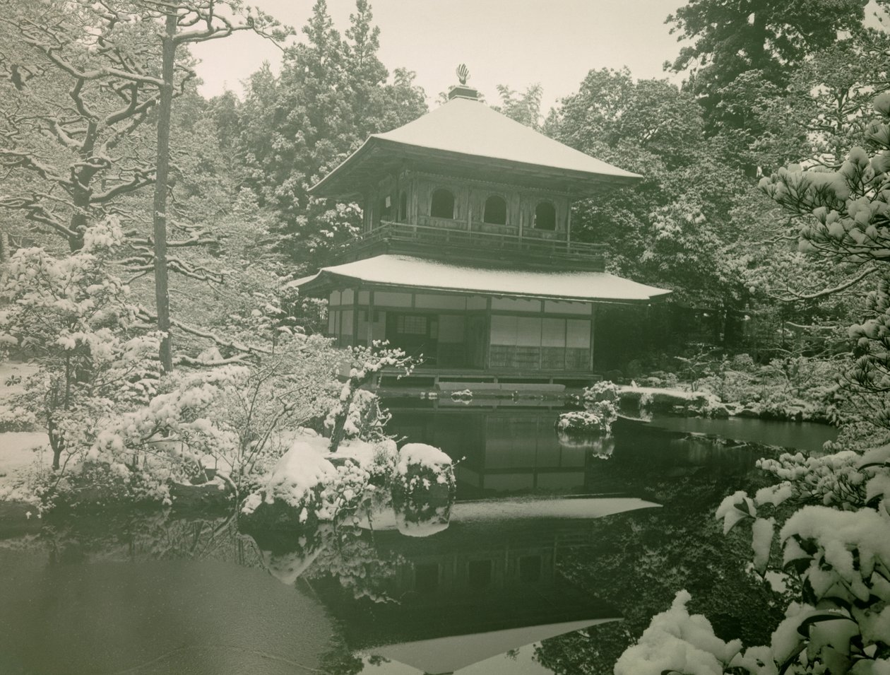 Vista de Ginkaku-ji bajo la nieve en Kioto, hacia 1900 - 1915 (fotografía) de Teijiro Takagi
