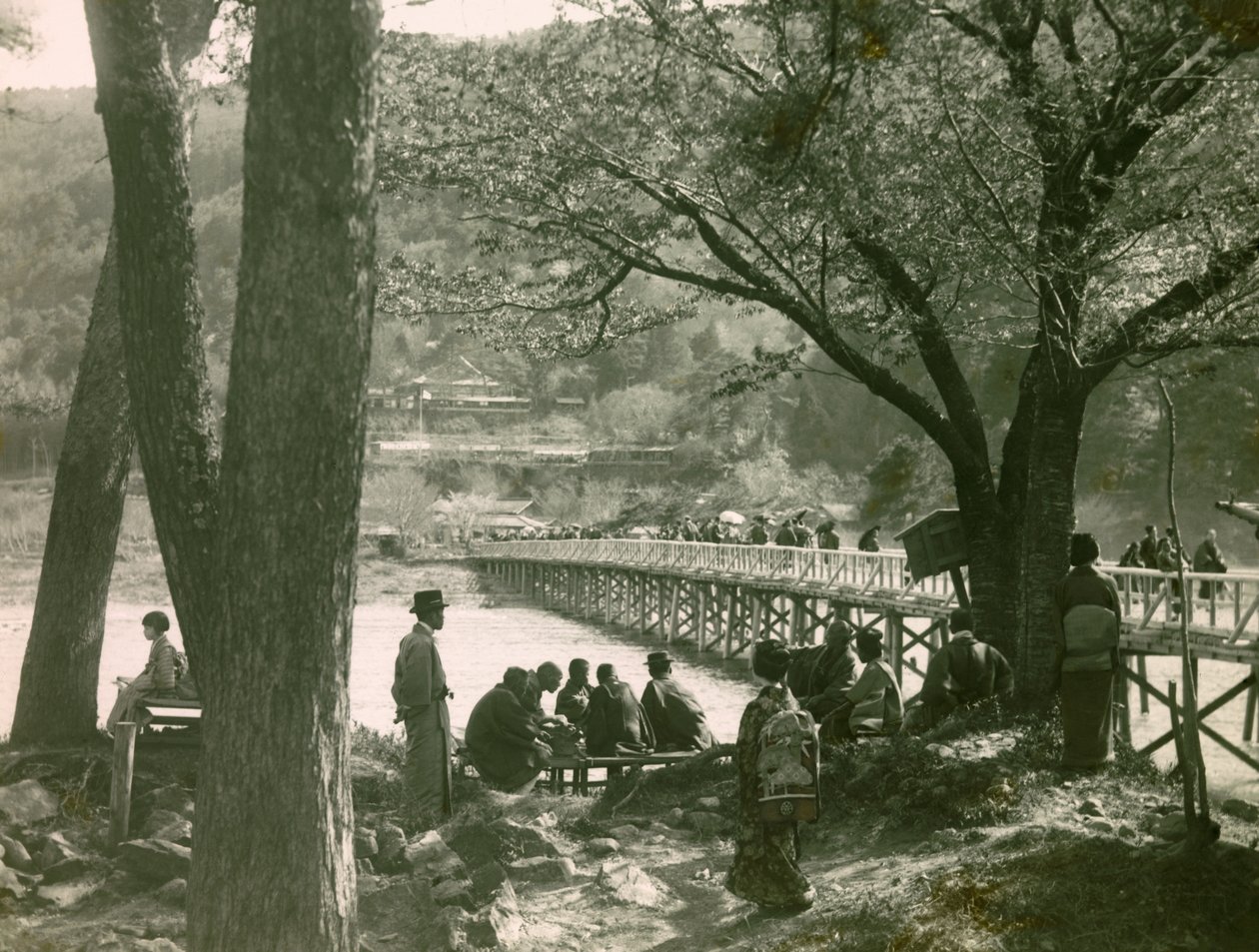 Vista del puente Togetsukyo sobre el río Katsure en Arashiyama, hacia 1900 - 1915 (fotografía) de Teijiro Takagi