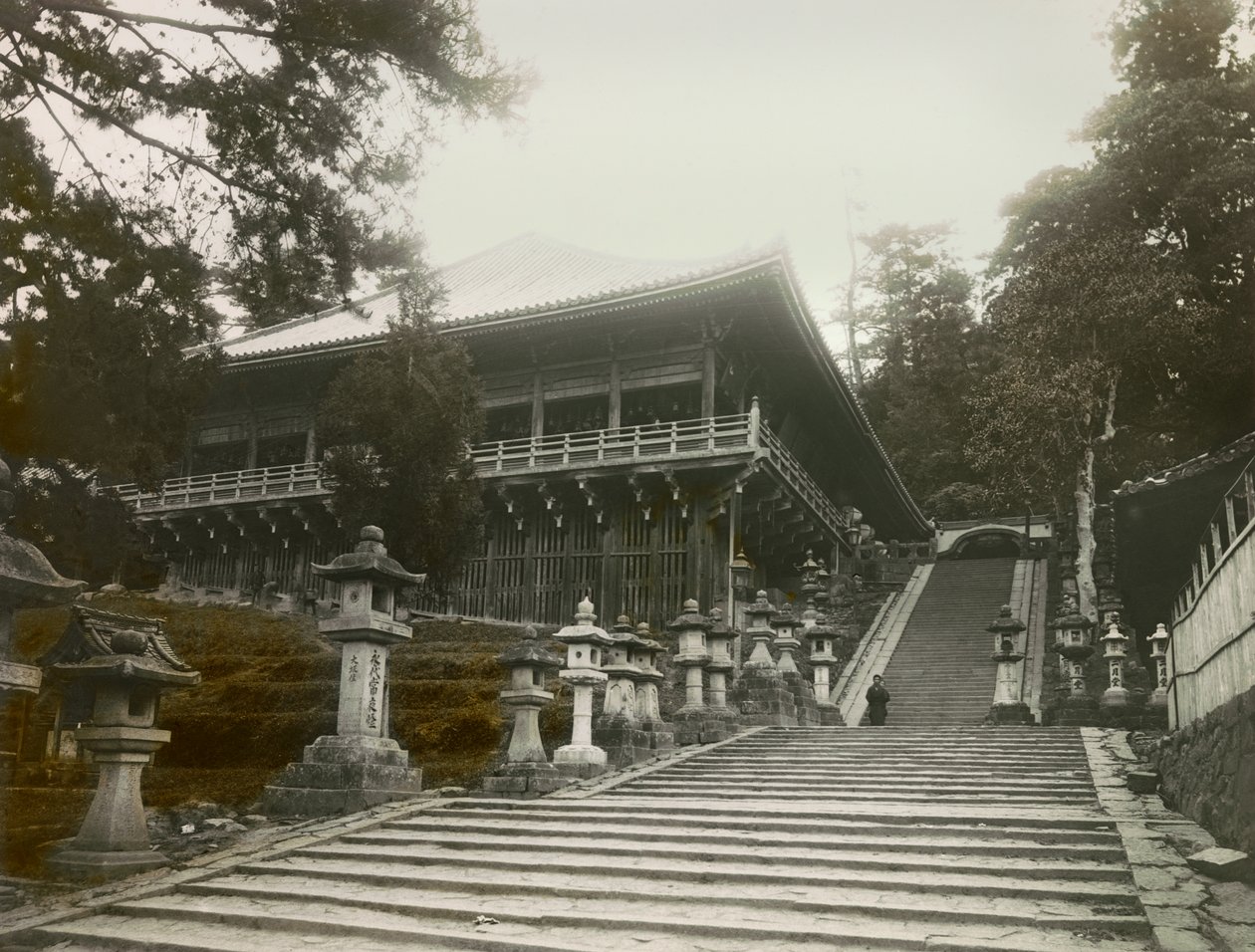 Vista del templo budista sobre pilotes en Nara, hacia 1900 - 1915 (fotografía) de Teijiro Takagi