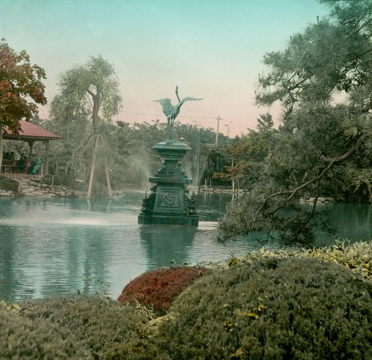Vista de la Fuente de la Grulla en el Parque Hibiya, Tokio, hacia 1900 - 1915 (fotografía) de Teijiro Takagi