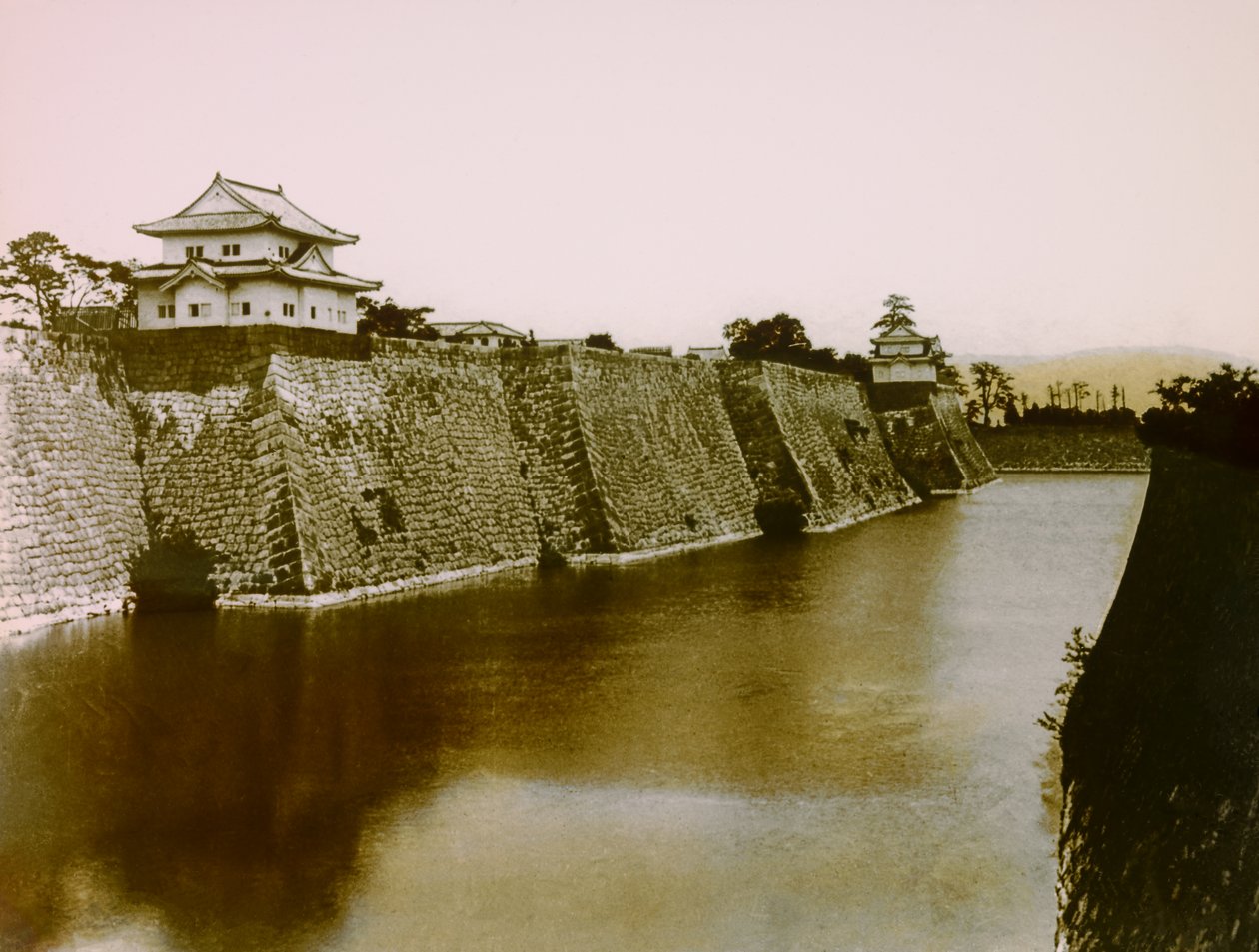 Vista del castillo y el foso de Osaka, hacia 1900 - 1915 (fotografía) de Teijiro Takagi