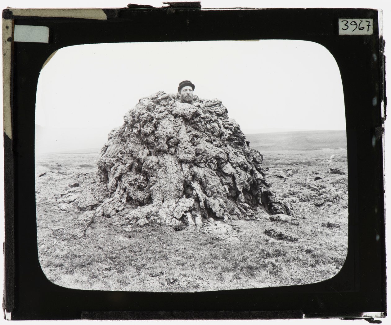 Hombre de pie en un espiráculo en una llanura de lava de Tempest Anderson
