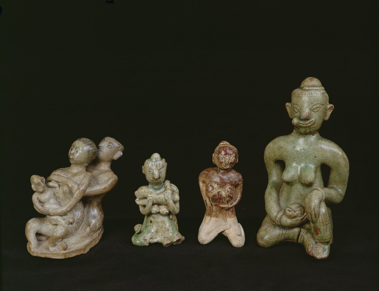 Figurillas de una madre y un niño de Thai School