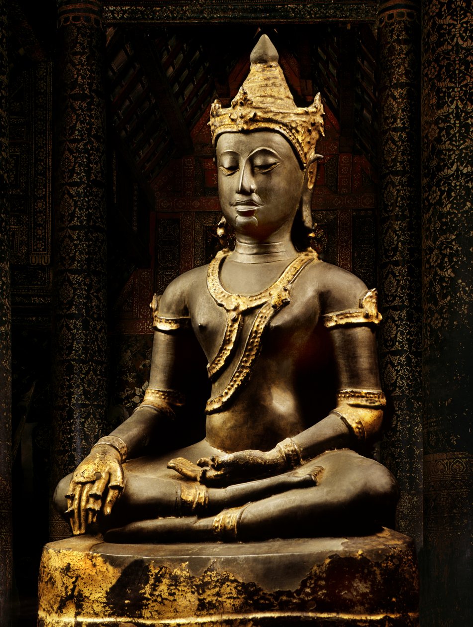 Buda Lanna adornado con insignias de Thai School