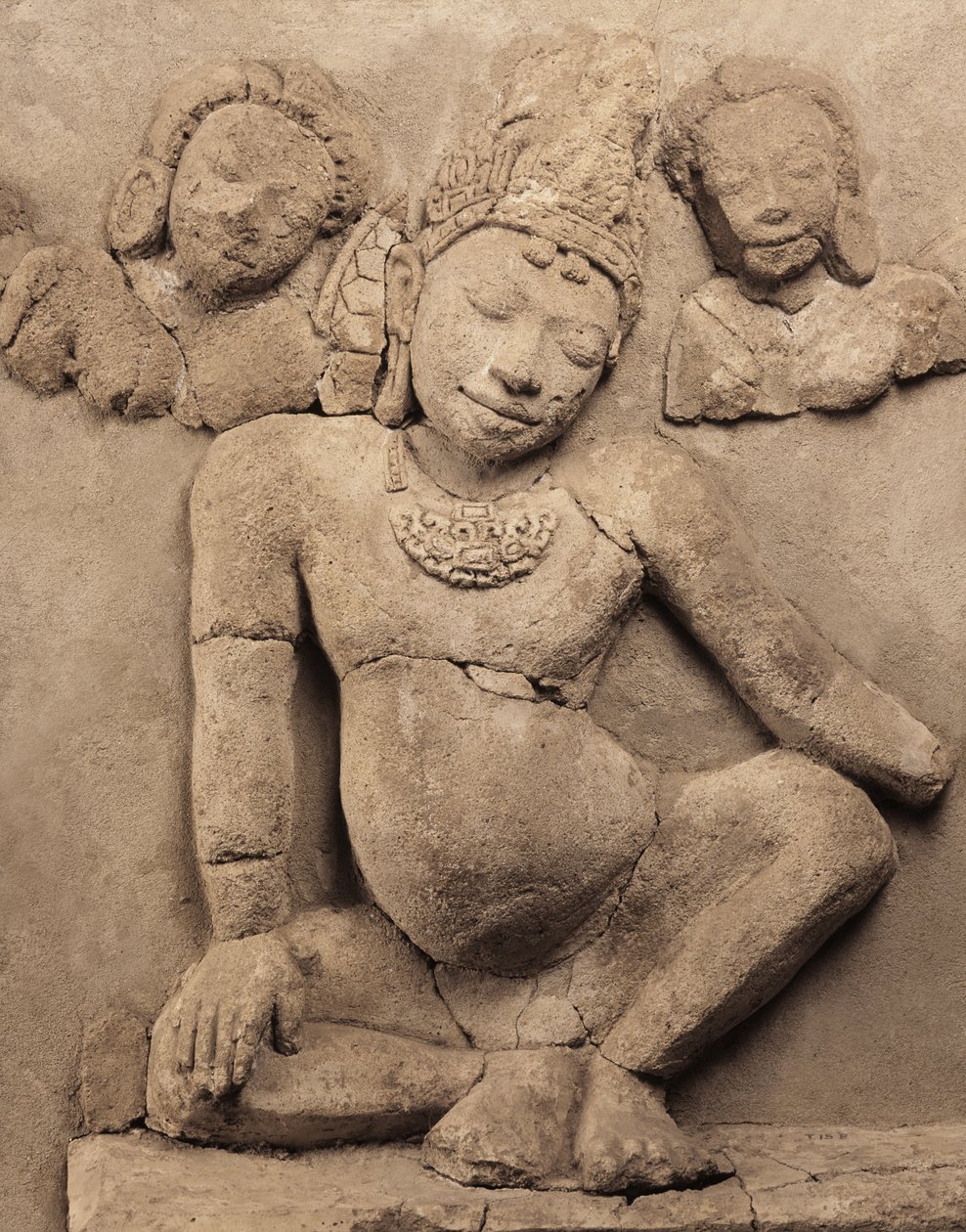 Relieve, de Chedi Chula Pathom, Escuela Davaravati de Thai School