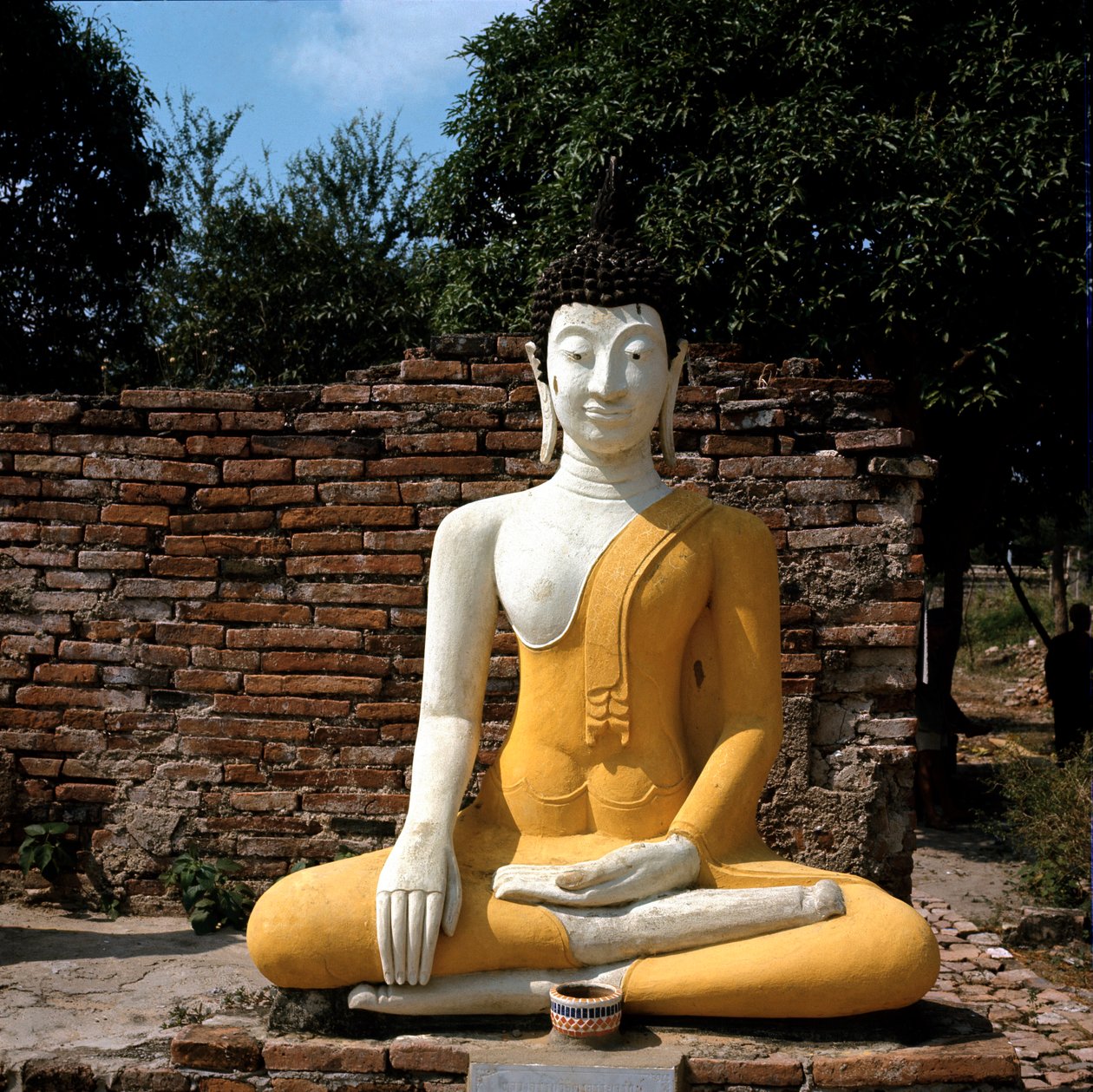 Una estatua de Buda fuera del templo de Thai Thai
