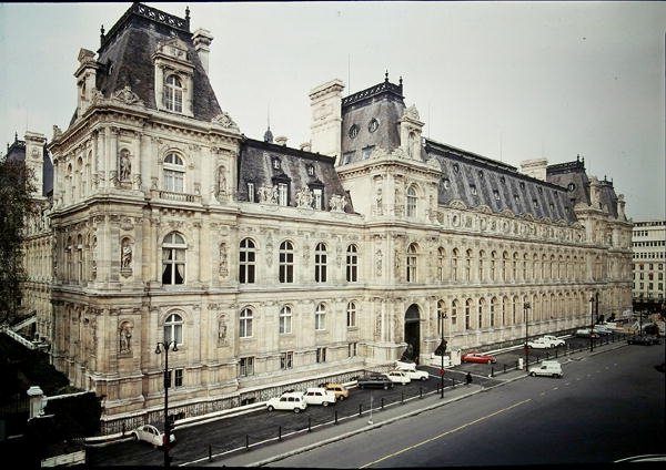 Fachada trasera del Hotel de Ville, construido en 1873-82 de Theodore and Deperthes Ballu