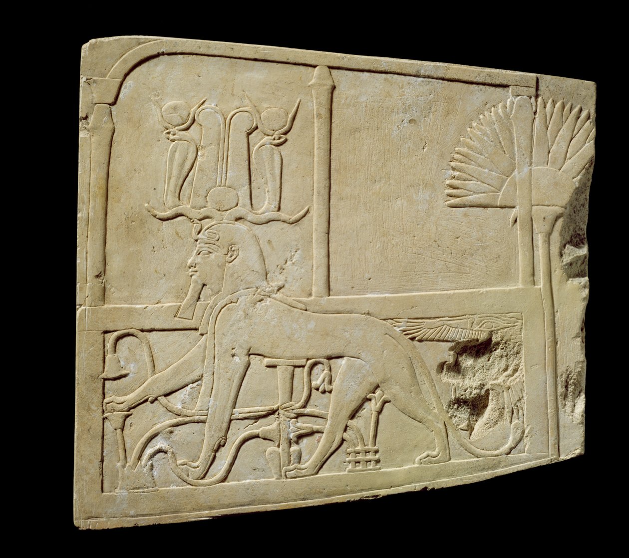 Relieve que representa una esfinge caminando de Third Intermediate Period Egyptian