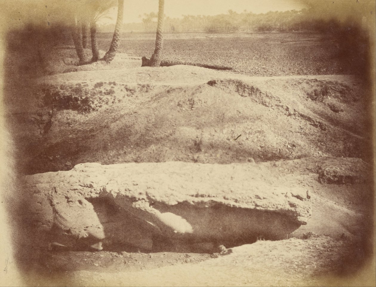 (Primer Plano de una Escultura en un Sitio Excavado) de Théodule Devéria
