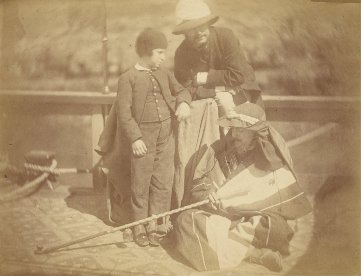 (Retrato de grupo de dos hombres occidentales y un niño en un barco en el río Nilo) de Théodule Devéria