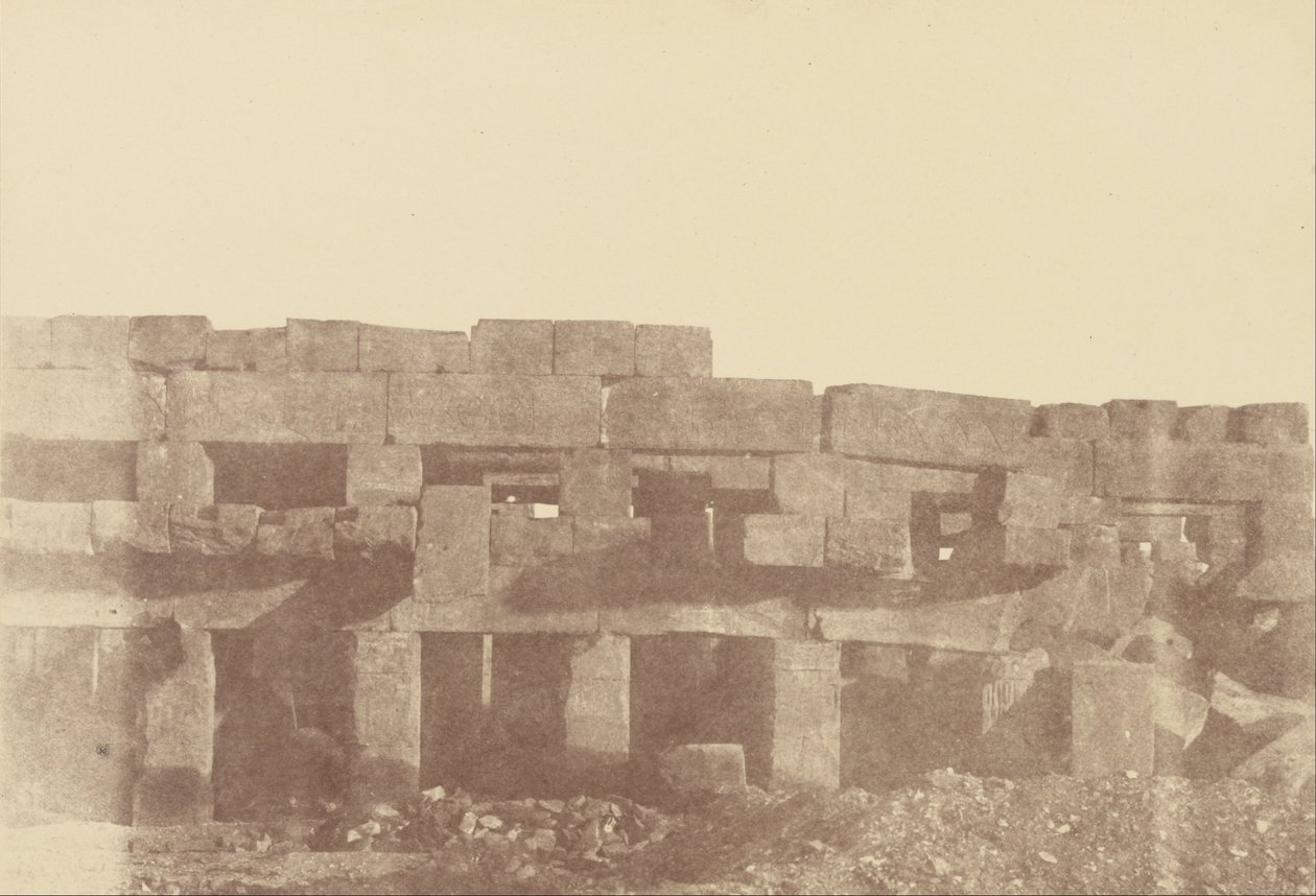 Vista de cerca del paseo cubierto de Tothmes III, Karnak de Théodule Devéria