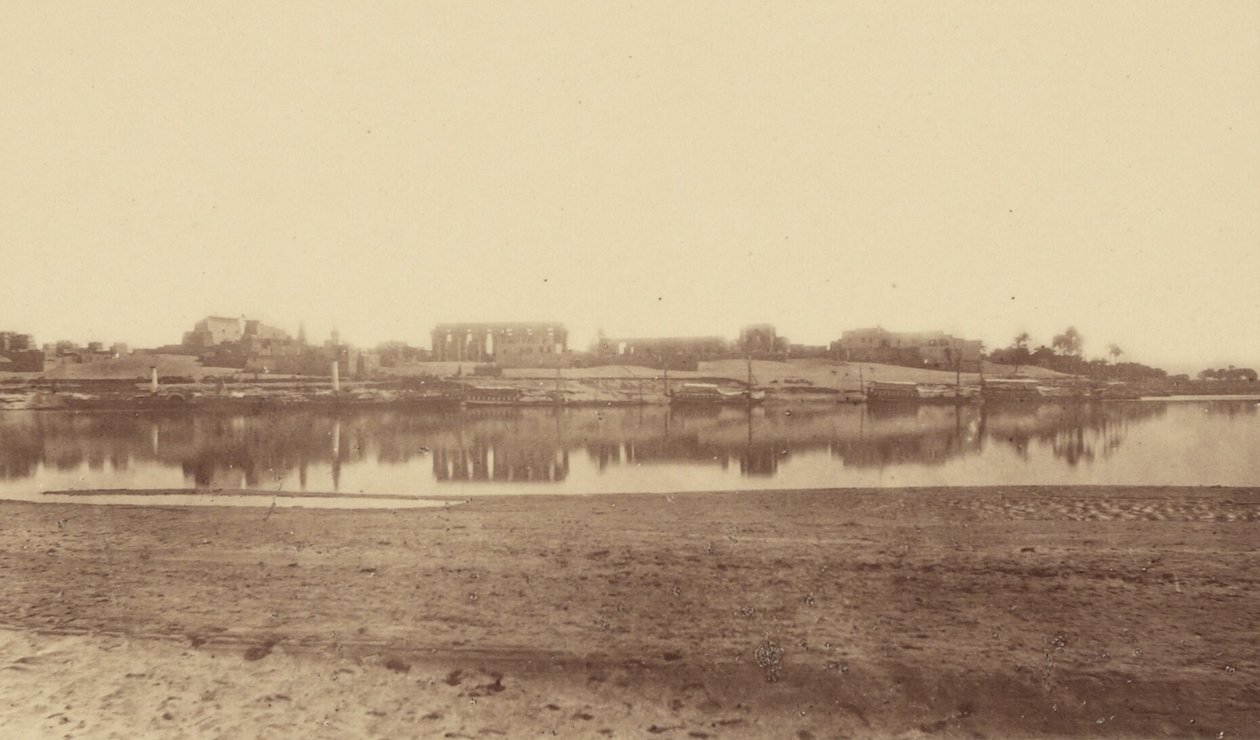 [Vista general de Luxor tomada desde la orilla opuesta] de Théodule Devéria