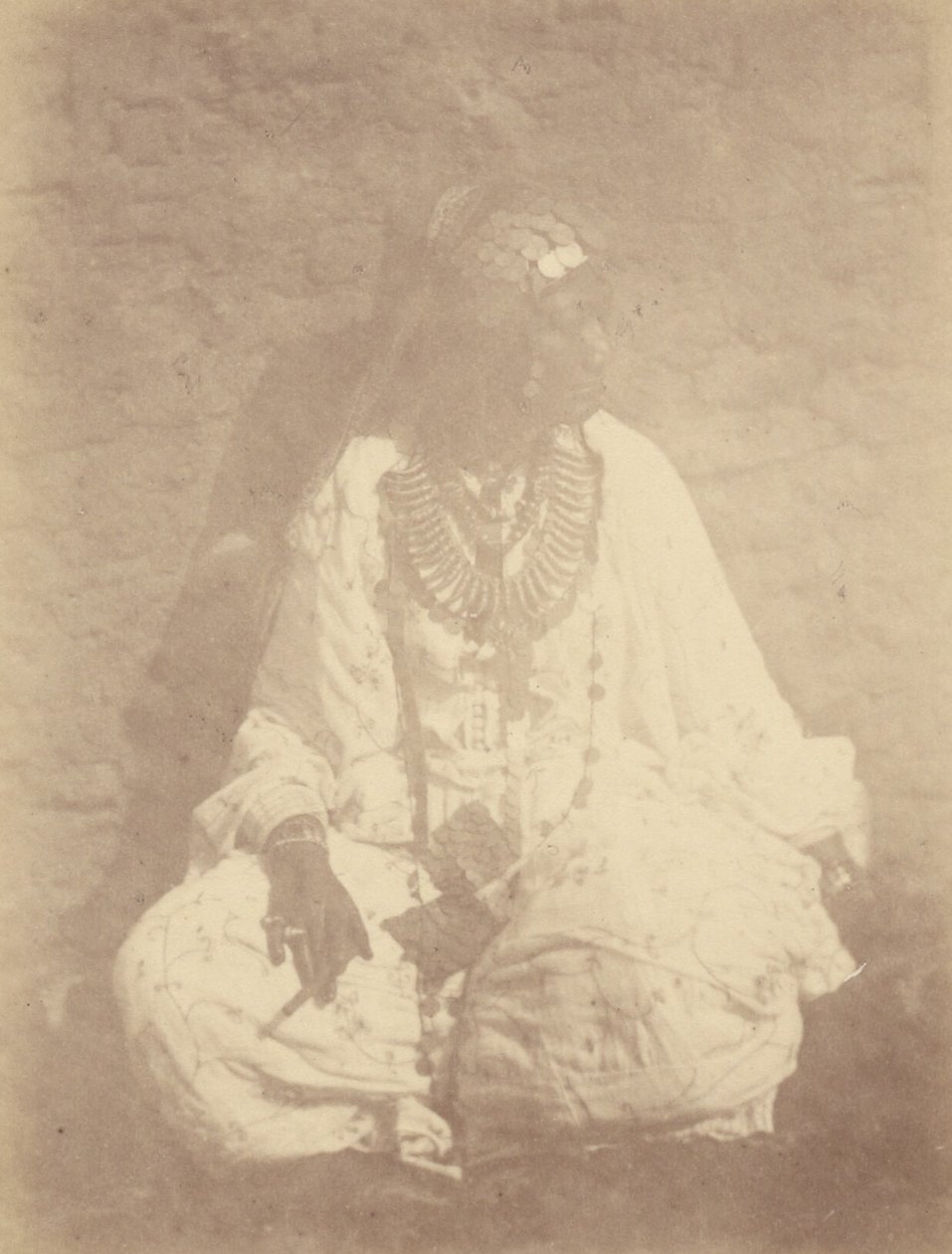 [Retrato de una mujer norteafricana sentada contra la pared]. de Théodule Devéria