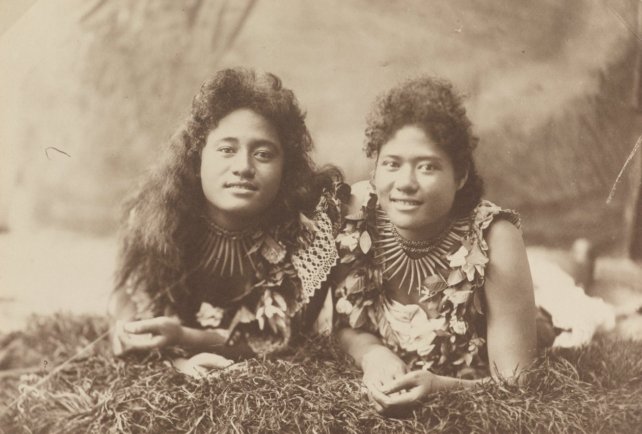 Dos mujeres vestidas con hojas de Thomas Andrew
