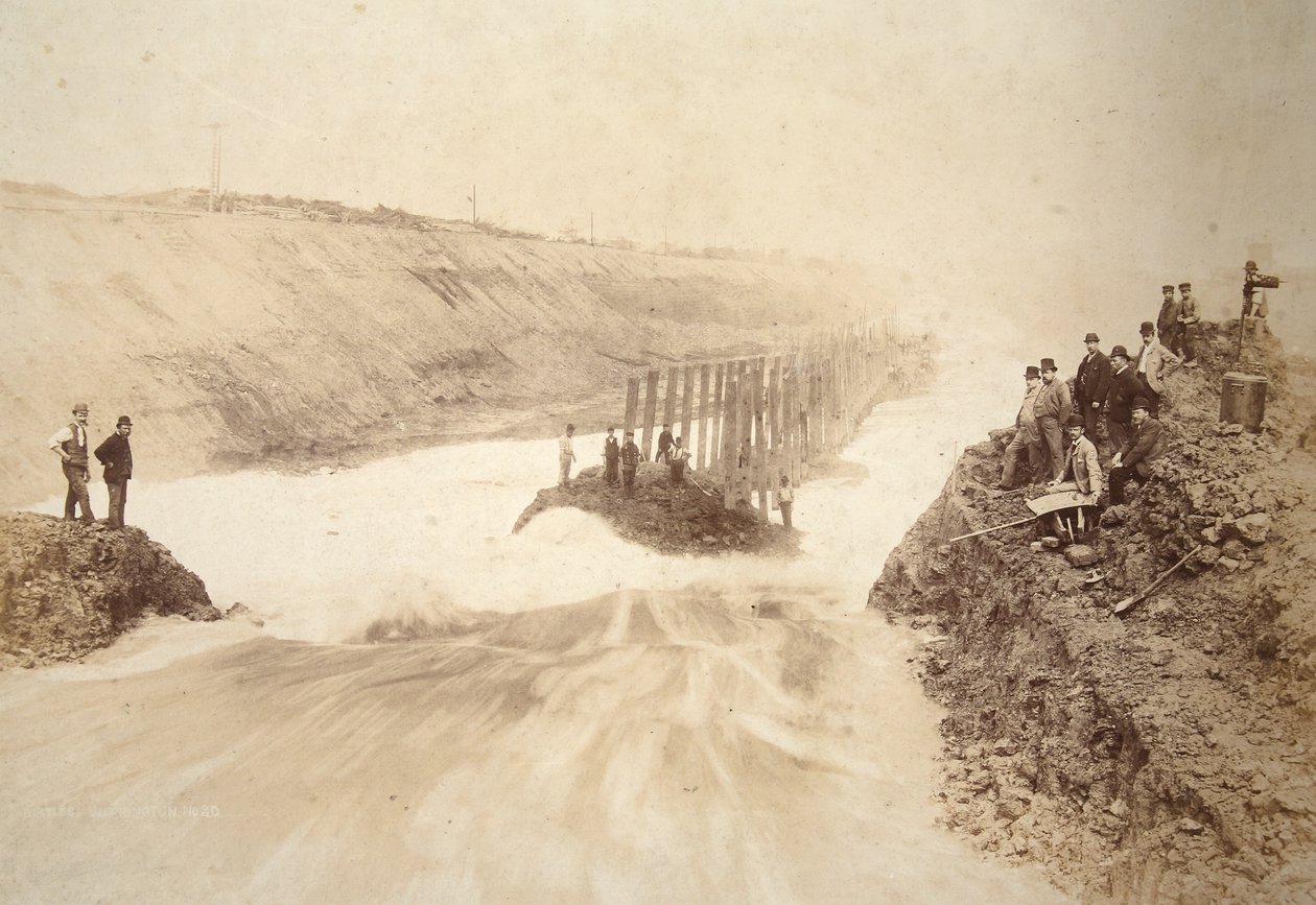 Dejando entrar el agua en Ellesmere Port, con E.L. Williams y otros ingenieros de Thomas Birtles