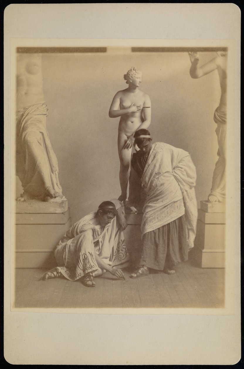 (Dos estudiantes masculinos en traje griego frente a un yeso de Afrodita en la sala de moldes del Pen... de Thomas Eakins