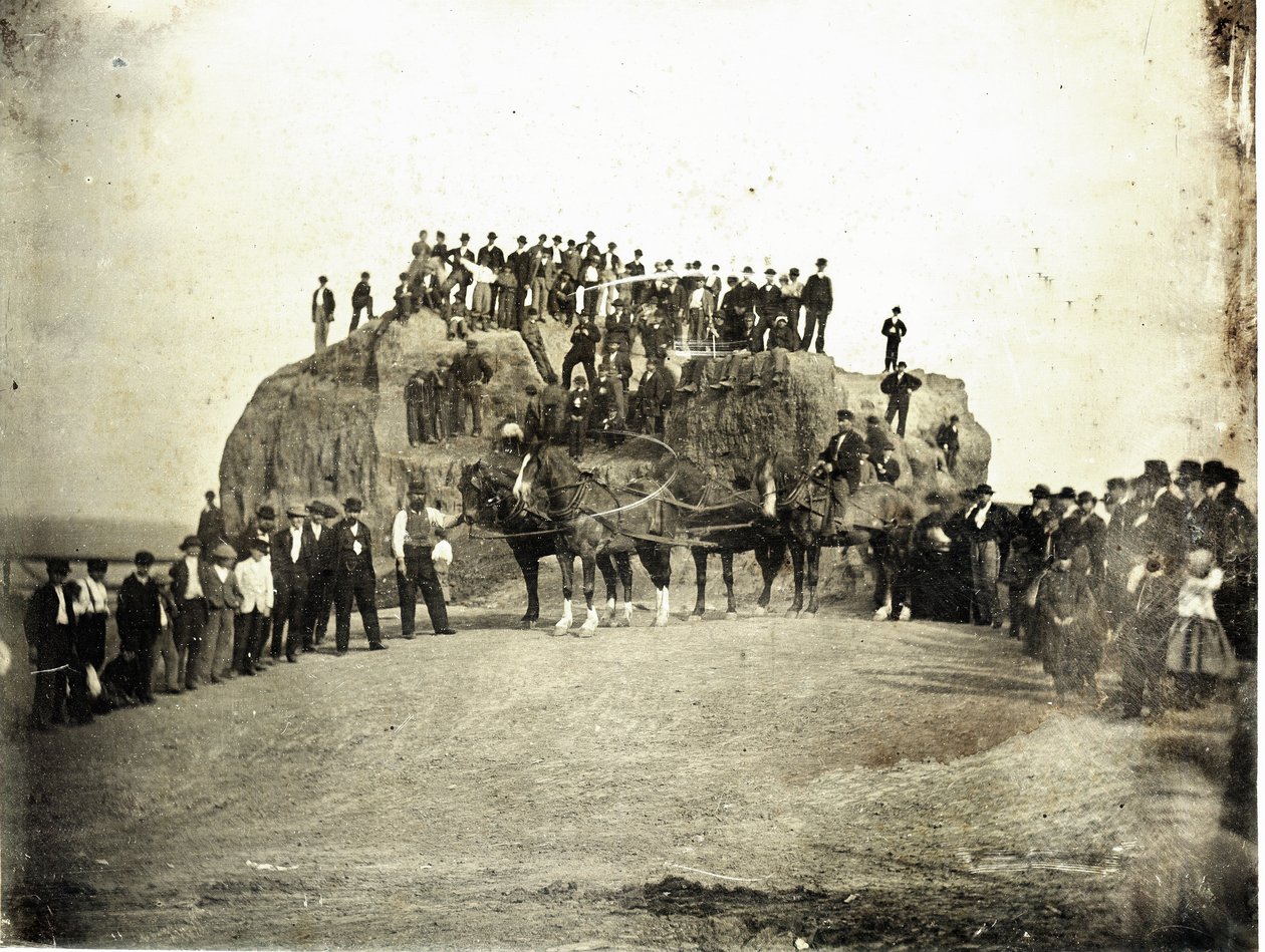 Una multitud de hombres, niños y algunos caballos, están sobre y frente al Gran Montículo que se muestra parcialmente nivelado de Thomas M. Easterly