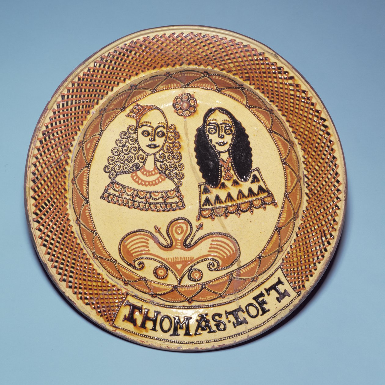 Plato de Staffordshire que representa al Rey Carlos II y la Reina Catalina de Braganza de Thomas Toft