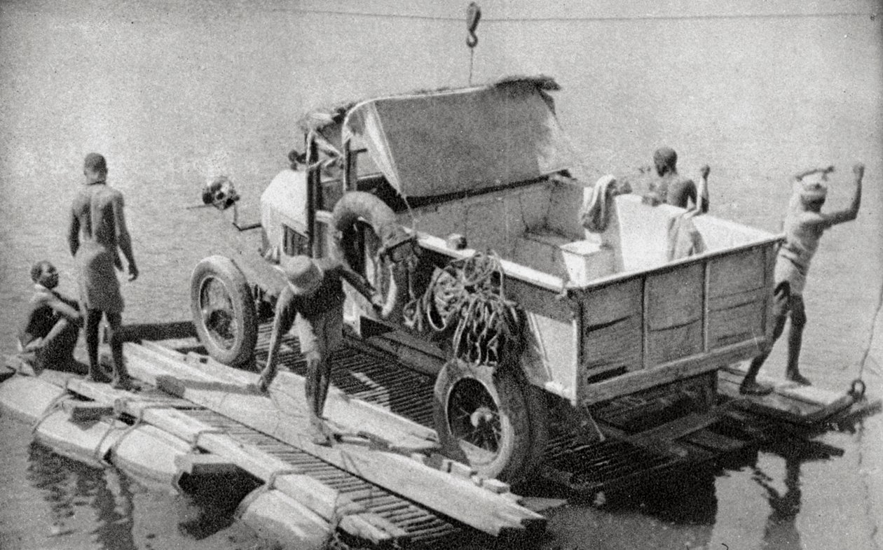 Cruzando el río Chambesi en un pontón roto, Rhodesia del Norte de Thomas A. Glover