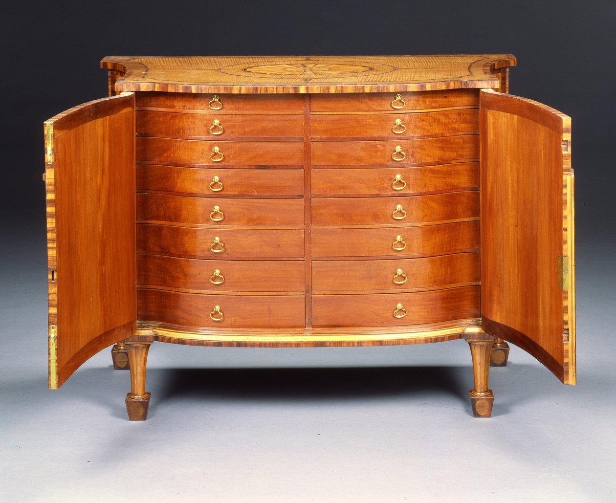 Uno de un par de cómodas de Jorge III de Thomas Chippendale