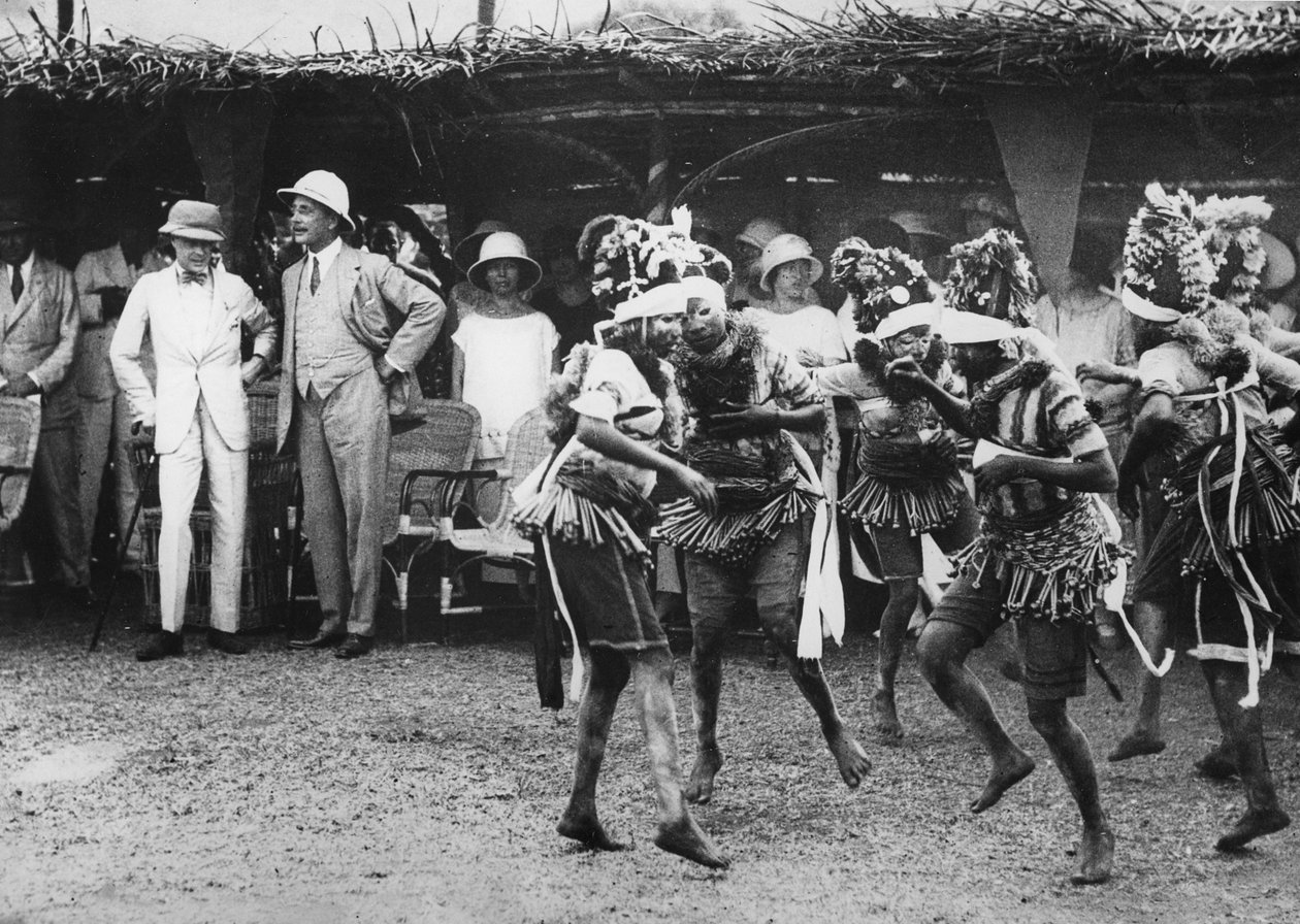 Chicas de la tribu Bundu bailando ante el príncipe, Freetown, Sierra Leona, 1925 de Thomas E. and Horace Grant Grant