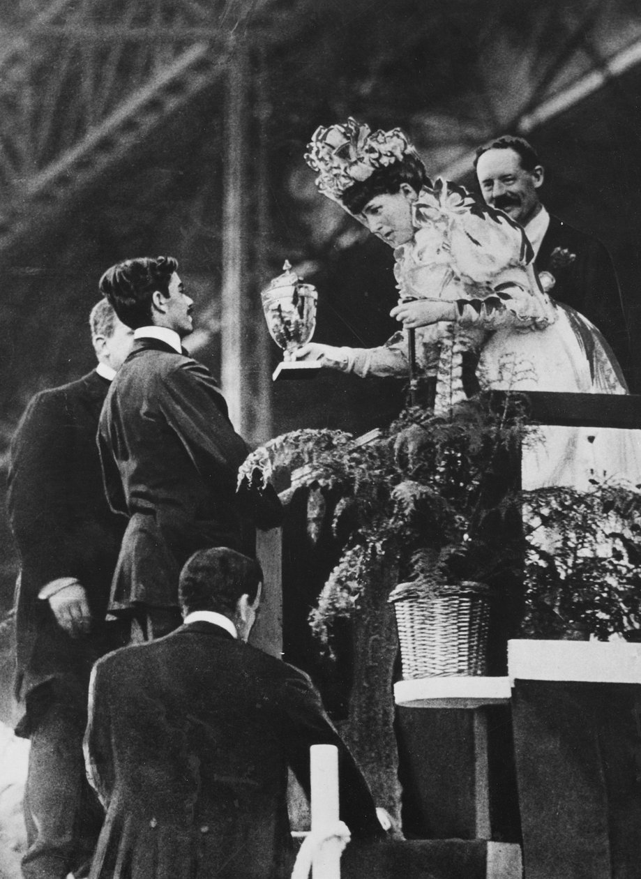 La reina Alexandra entregando una copa especial a Dorando para conmemorar su gran esfuerzo por ganar el maratón olímpico en julio de 1908 de Thomas E. and Horace Grant Grant