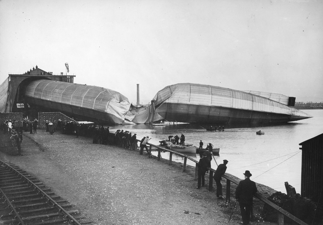 Naufragio del mayor dirigible de Gran Bretaña, The Mayfly, en Barrow, 1911 de Thomas E. and Horace Grant Grant