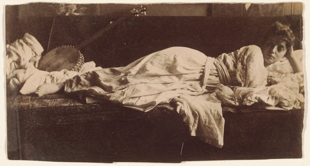 [Blanche Gilroy con traje clásico, recostada con un banjo] de Thomas Eakins