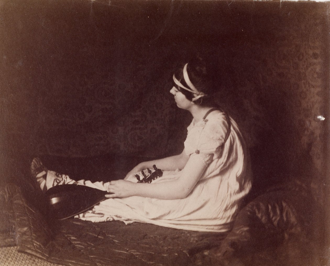 [Mujer sentada con laúd] de Thomas Eakins