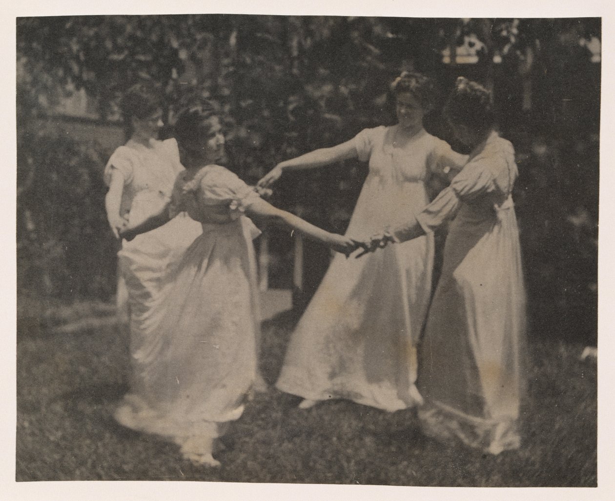 Susan Hannah Macdowell, una niña no identificada, Elizabeth Macdowell y, posiblemente, Mary Macdowell en la Casa Macdowell de Thomas Eakins
