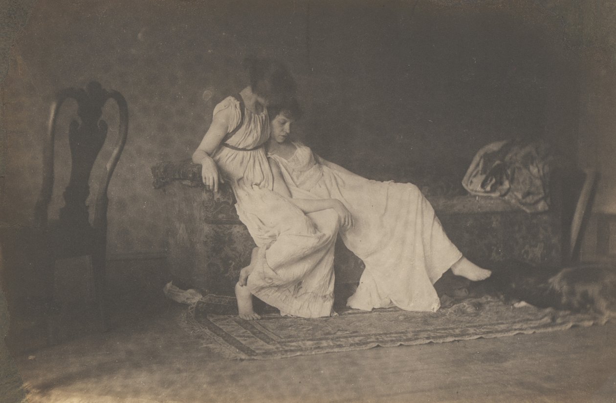 [Dos alumnas con trajes clásicos en el estudio de Eakins] de Thomas Eakins