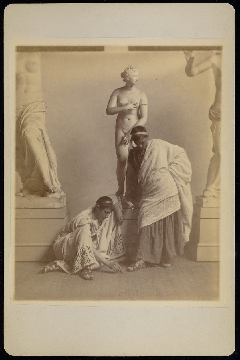 [Dos estudiantes en traje griego ante un molde de Afrodita en la sala de moldes de la Academia de Pensilvania]. de Thomas Eakins