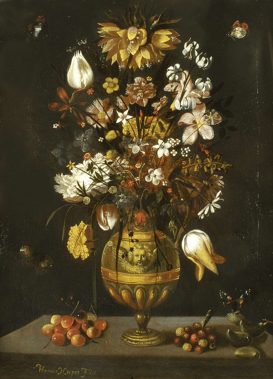 Florero de bronce dorado con cerezas, fresas y almendras sobre una mesa de Thomas Hiepes