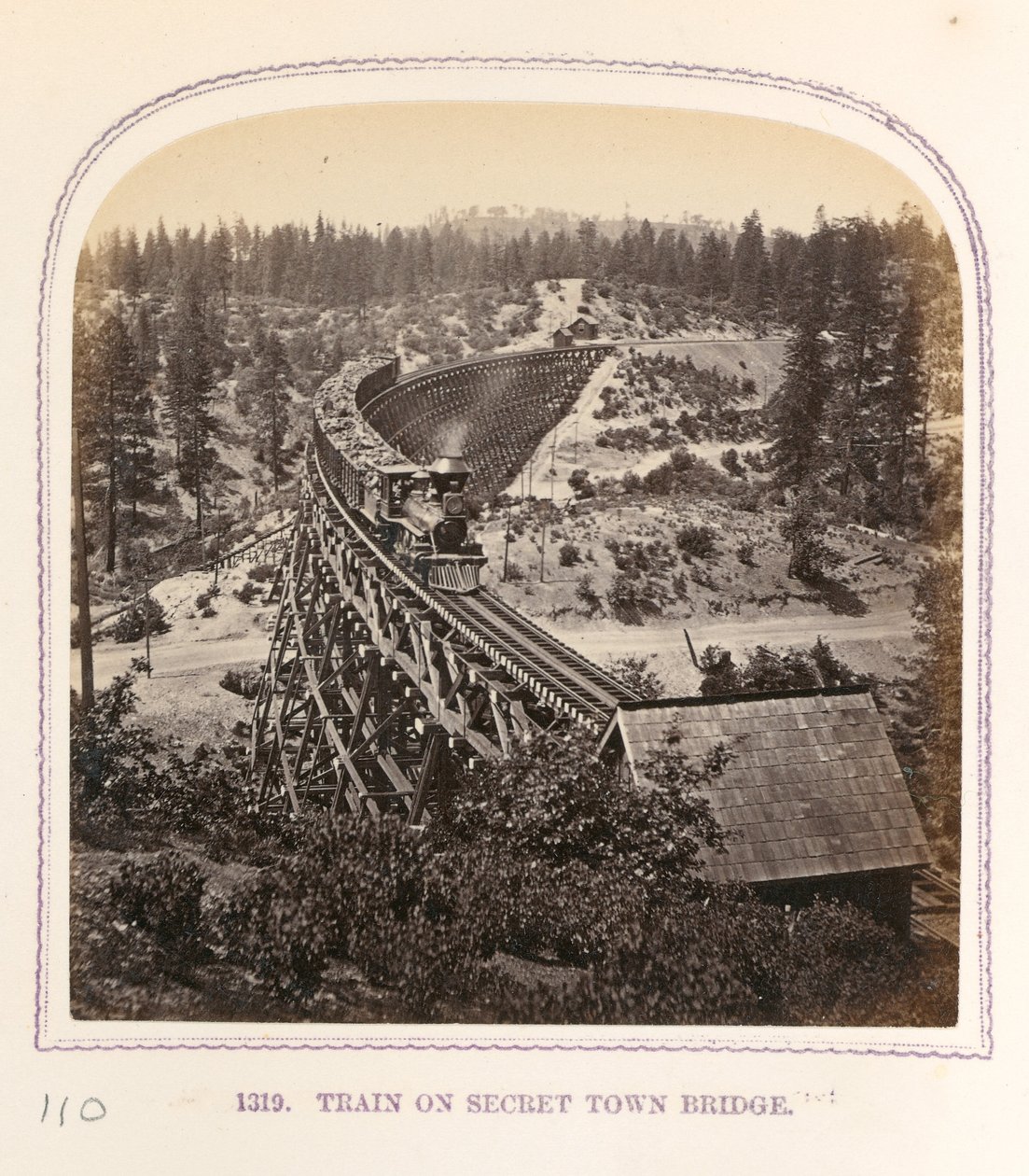 Tren en el puente de Secret Town de Thomas Houseworth
